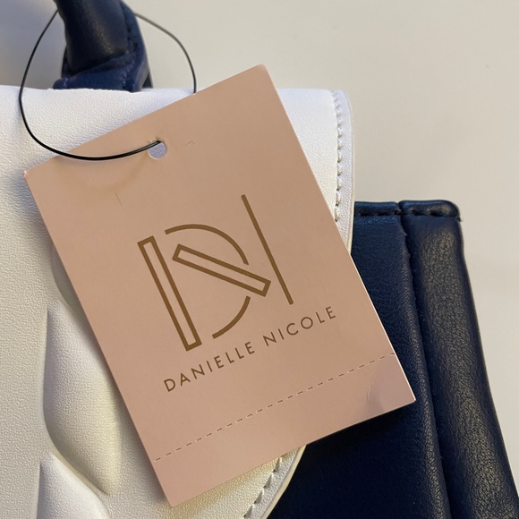 Danielle Nicole Crossbody purse with top handle and removable strap - Picture 6 of 8